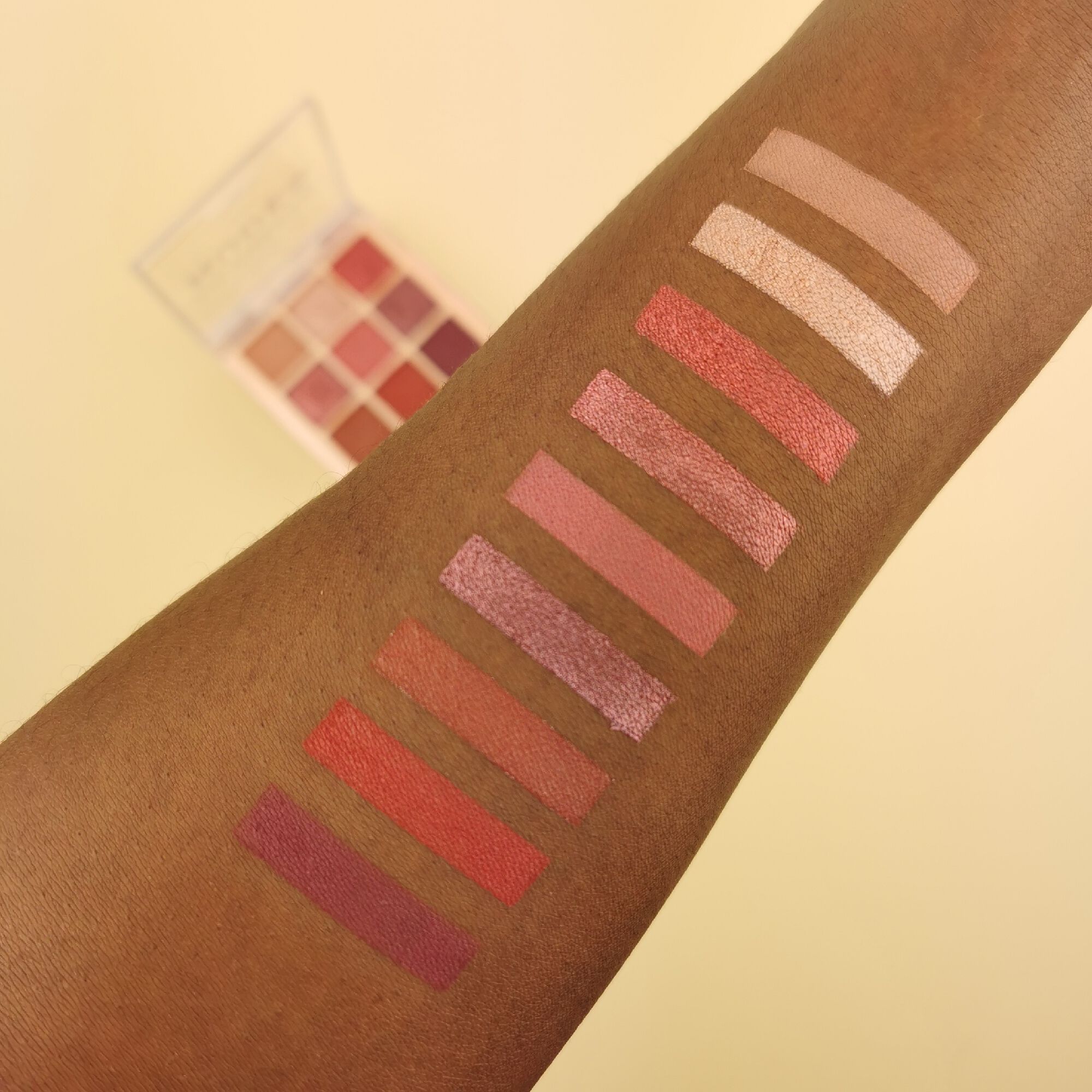 پالت سایه چشم رولوشن مدل Ultimate Nudes Dark