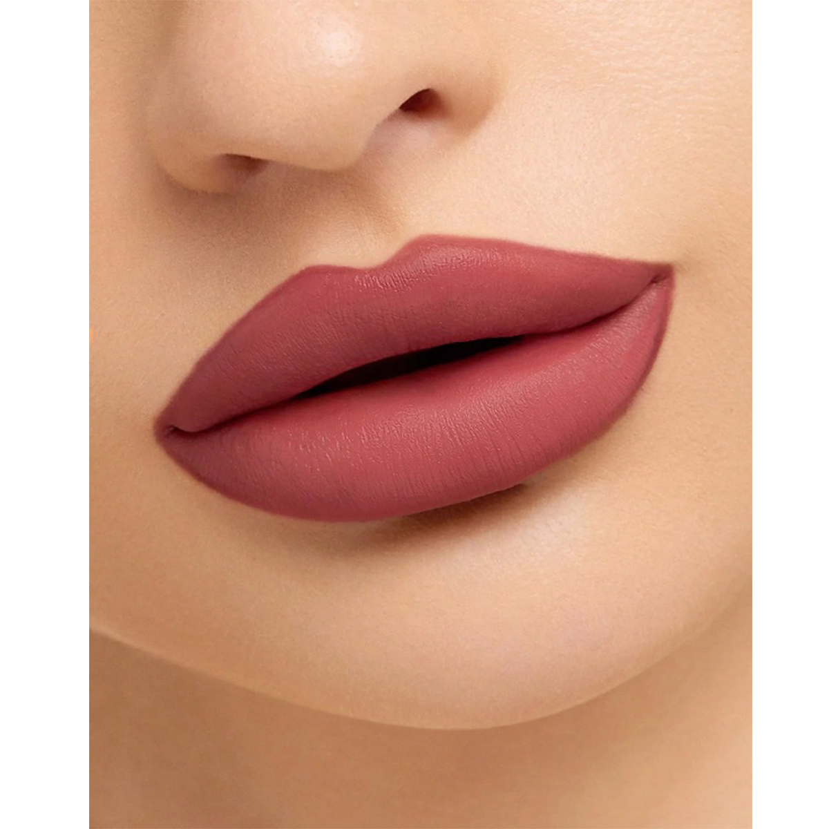 رژ لب شیگلم با رنگدانه های فوق العاده بالا و زیبا بافتی نرم و مخملی به لب های شما می‌بخشد.  این رژلب ماندگاری طولانی دارد و استفاده از آن آسان است.  رژ لب مات شیگلم رنگ ریندووس بافتی بسیار جذاب را برای شما به ارمغان می اورد.  تمامی  رنگ های رژ لب مات شیگلم در پریمیوم گالری موجود میباشد.   پریمیوم گالری بزرگترین وارد کننده محصولات اصلی برند شیگلم در شیراز و جنوب ایران می باشد.  تمامی محصولات پریمیوم گالری در شیراز با ضمانت اصالت تا پایان مدت مصرف میباشد.  خرید محصولات اصلی شیگلم به صورت حضوری و آنلاین در پریمیوم گالری.  پریمیوم گالری نماینده فروش محصولات برند اصلی شیگلم در شیراز به صورت عمده و خرده.  با پریمیوم همیشه اورجینال خرید کنید.  رژ لب جامد مات شیگلم رنگ RENDEVOUS